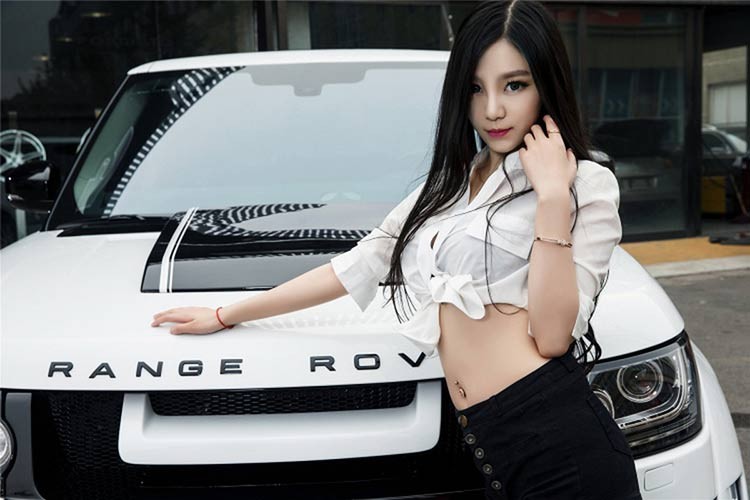 Khác hẳn vẻ thanh lịch vốn có của chiếc  Range Rover Supercharged 2014, chiếc SUV mang gói độ Hamann được trang bị một bộ áo giáp hầm hố - "ton ser ton" với cô nàng người mẫu trong bộ đồ trắng tinh khôi.